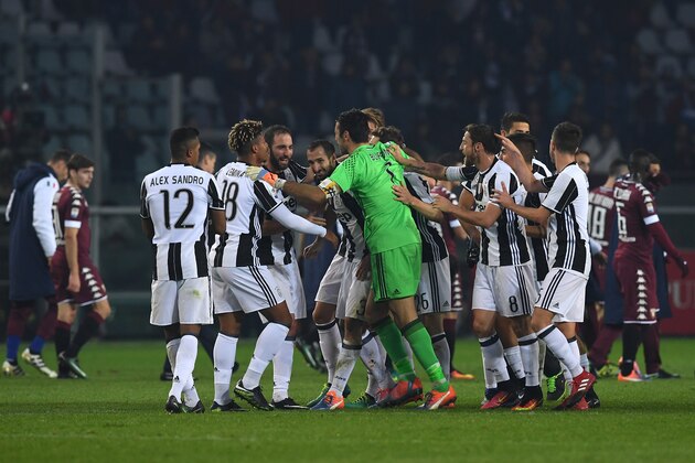 TURIN, ITALY - DECEMBER 11:  Players of Juventus FC celebrate victory at the end of the Serie A match between FC Torino and Juventus FC at Stadio Olimpico di Torino on December 11, 2016 in Turin, Italy.  (Photo by Valerio Pennicino/Getty Images)