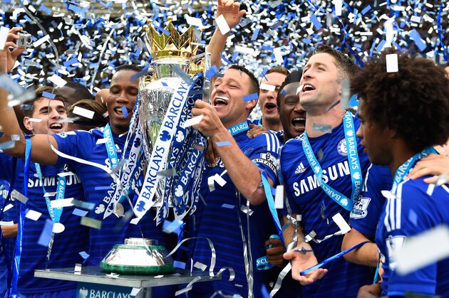 LONDON, ENGLAND - MAY 24:  John Terry of Chelsea celebrates lifts the trophy alongside team mates after the Barclays Premier League match between Chelsea and Sunderland at Stamford Bridge on May 24, 2015 in London, England. Chelsea were crowned Premier League champions.  (Photo by Mike Hewitt/Getty Images)