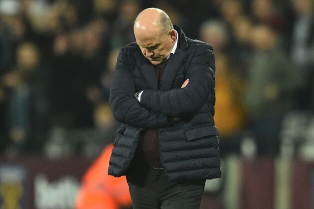 Hull City's English manager Mike Phelan gestures on the touchline during the English Premier League football match between West Ham United and Hull City at The London Stadium, in east London on December 17, 2016. / AFP / Glyn KIRK / RESTRICTED TO EDITORIAL USE. No use with unauthorized audio, video, data, fixture lists, club/league logos or 'live' services. Online in-match use limited to 75 images, no video emulation. No use in betting, games or single club/league/player publications.  /         (Photo credit should read GLYN KIRK/AFP/Getty Images)