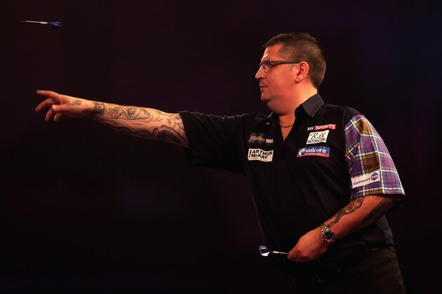 LONDON, ENGLAND - DECEMBER 23:  Gary Anderson of Great Britain in action against Andrew Gilding of Great Britain during day nine of the 2017 William Hill PDC World Darts Championships at Alexandra Palace on December 23, 2016 in London, England.  (Photo by Matthew Lewis/Getty Images)