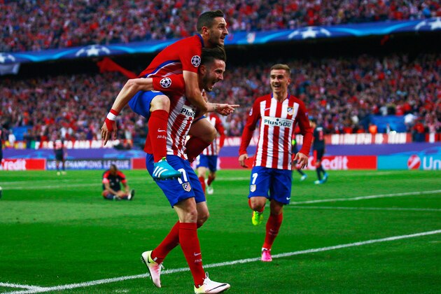 MADRID, SPAIN - APRIL 27:  Saul Niguez of Atletico Madrid celebrates with team mates Antoine Griezmann and Koke as he scores their first goal during the UEFA Champions League semi final first leg match between Club Atletico de Madrid and FC Bayern Muenchen at Vincente Calderon on April 27, 2016 in Madrid, Spain.  (Photo by Gonzalo Arroyo Moreno/Getty Images)