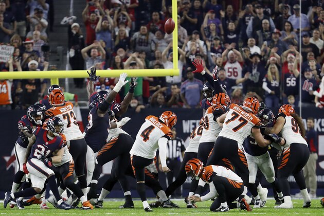HOUSTON, TX - DECEMBER 24: Randy Bullock #4 of the Cincinnati Bengals attempts a 33 yard field goal against the Houston Texans in the second quarter at NRG Stadium on December 24, 2016 in Houston, Texas. (Photo by Tim Warner/Getty Images)