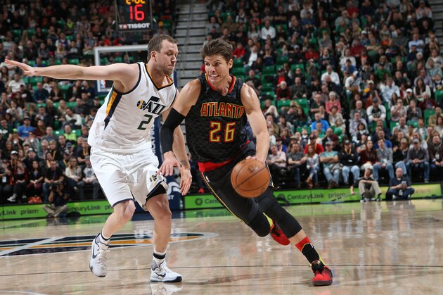 SALT LAKE CITY, UT - NOVEMBER 25: Kyle Korver #26 of the Atlanta Hawks drives to the basket against the Utah Jazz on November 25, 2016 at vivint.SmartHome Arena in Salt Lake City, Utah. NOTE TO USER: User expressly acknowledges and agrees that, by downloading and or using this Photograph, User is consenting to the terms and conditions of the Getty Images License Agreement. Mandatory Copyright Notice: Copyright 2016 NBAE (Photo by Melissa Majchrzak/NBAE via Getty Images)
