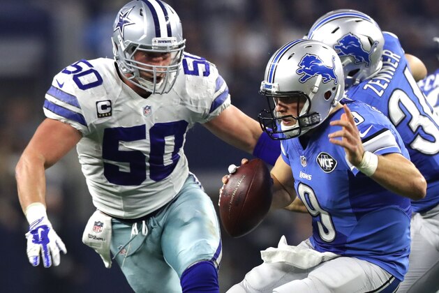 ARLINGTON, TX - DECEMBER 26: Sean Lee #50 of the Dallas Cowboys closes in on Matthew Stafford #9 of the Detroit Lions during the second half at AT&T Stadium on December 26, 2016 in Arlington, Texas. (Photo by Ronald Martinez/Getty Images)