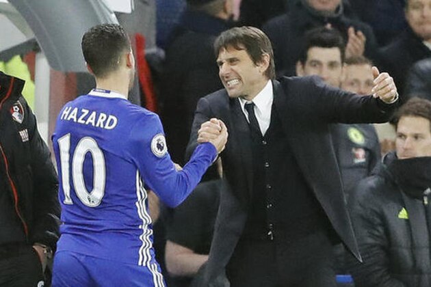 Chelsea's Eden Hazard, left, and Chelsea's team manager Antonio Conte celebrate after winning the English Premier League soccer match between Chelsea and Bournemouth at Stamford Bridge stadium in London, Monday, Dec. 26, 2016.(AP Photo/Frank Augstein)