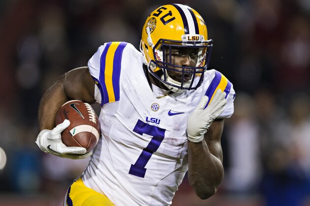 FAYETTEVILLE, AR - NOVEMBER 12:  Leonard Fournette #7 of the LSU Tigers runs the ball during a game against the Arkansas Razorbacks at Razorback Stadium on November 12, 2016 in Fayetteville, Arkansas.  The Tigers defeated the Razorbacks 38-10.  (Photo by Wesley Hitt/Getty Images)