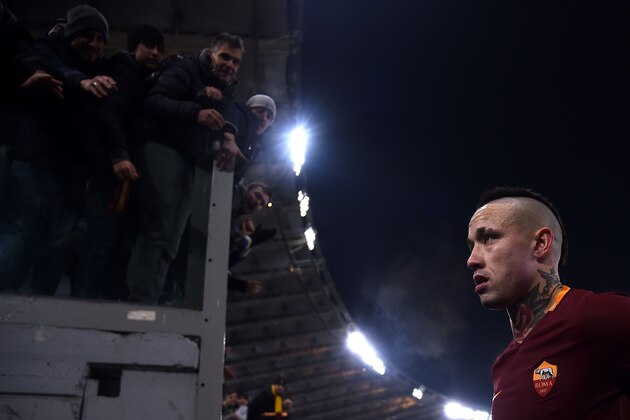 Roma's Belgian midfielder Radja Nainggolan jubilates at the end of the italian Serie A football match between Roma and Chievo Verona  on December 22, 2016 at the Olympic Stadium in Rome. / AFP / FILIPPO MONTEFORTE        (Photo credit should read FILIPPO MONTEFORTE/AFP/Getty Images)