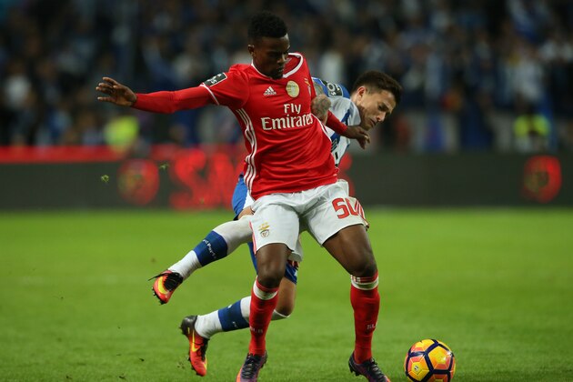 PORTO, PORTUGAL - NOVEMBER 6:  SL Benfica's defender Nelson Semedo (L) with FC Porto's forward from Brazil Otavio (R) in action during the Primeira Liga match between FC Porto and SL Benfica at Estadio do Dragao on November 6, 2016 in Porto, Portugal.  (Photo by Gualter Fatia/Getty Images)