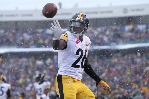 ORCHARD PARK, NY - DECEMBER 11: Le'Veon Bell #26 of the Pittsburgh Steelers gets the ball back from the official after scoring his third touchdown of the game during NFL game action against the Buffalo Bills at New Era Field on December 11, 2016 in Orchard Park, New York. (Photo by Tom Szczerbowski/Getty Images)
