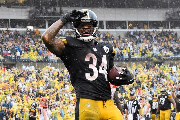 PITTSBURGH, PA - SEPTEMBER 18:  DeAngelo Williams #34 of the Pittsburgh Steelers celebrates his touchdown reception in the fourth quarter during the game against the Cincinnati Bengals at Heinz Field on September 18, 2016 in Pittsburgh, Pennsylvania. (Photo by Joe Sargent/Getty Images)