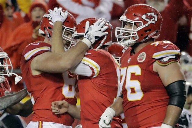 El quarterback de los Chiefs de Kansas City, Alex Smith (2do de derecha  a izquierda), festeja tras anotar ante los Broncos de Denver, el domingo 25 de diciembre de 2016 (AP Foto/Charlie Riedel)