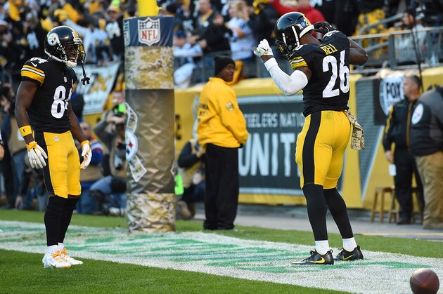 PITTSBURGH, PA - NOVEMBER 13:  Le'Veon Bell #26 of the Pittsburgh Steelers celebrates his touchdown with Antonio Brown #84 in the first quarter during the game against the Dallas Cowboys at Heinz Field on November 13, 2016 in Pittsburgh, Pennsylvania. (Photo by Joe Sargent/Getty Images)