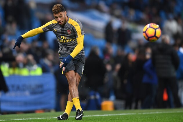 MANCHESTER, ENGLAND - DECEMBER 18: Alex Oxlade-Chamberlain of Arsenal warms up prior to kick off during the Premier League match between Manchester City and Arsenal at the Etihad Stadium on December 18, 2016 in Manchester, England.  (Photo by Michael Regan/Getty Images)