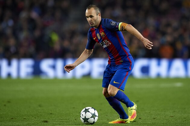 BARCELONA, SPAIN - DECEMBER 06:  Andres Iniesta of Barcelona runs with the ball during the UEFA Champions League Group C match between FC Barcelona and VfL Borussia Moenchengladbach at Camp Nou on December 6, 2016 in Barcelona.  (Photo by Manuel Queimadelos Alonso/Getty Images)