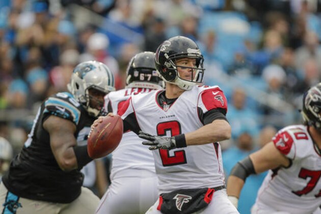 Atlanta Falcons' Matt Ryan (2) aims a pass against the Carolina Panthers in the second half of an NFL football game in Charlotte, N.C., Saturday, Dec. 24, 2016. The Falcons won 33-16. (AP photo/Bob Leverone)