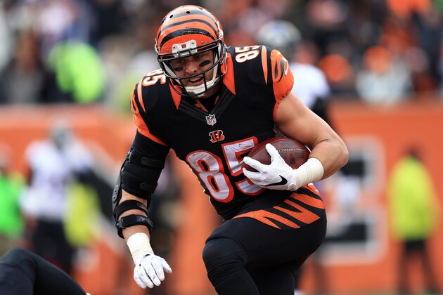 CINCINNATI, OH - JANUARY 3: Tight end Tyler Eifert #85 of the Cincinnati Bengals catches a pass for a touchdown during the second quarter against the Baltimore Ravens at Paul Brown Stadium on January 3, 2016 in Cincinnati, Ohio. (Photo by Andrew Weber/Getty Images)