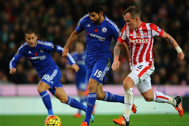 STOKE ON TRENT, ENGLAND - NOVEMBER 07:  Diego Costa of Chelsea and Glenn Whelan of Stoke City compete for the ball during the Barclays Premier League match between Stoke City and Chelsea at Britannia Stadium on November 7, 2015 in Stoke on Trent, England.  (Photo by Richard Heathcote/Getty Images)