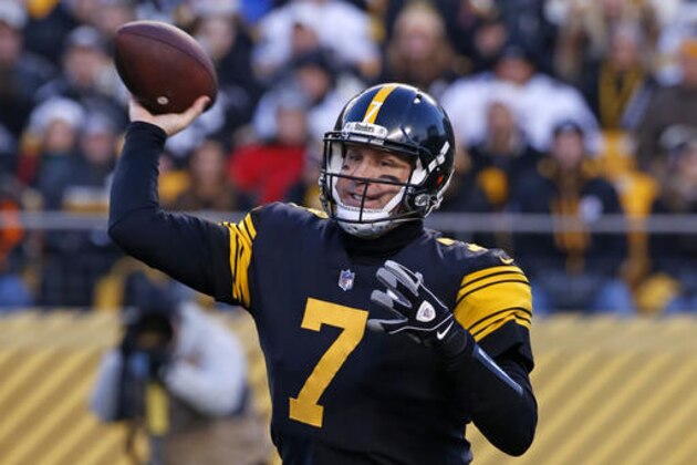 Pittsburgh Steelers quarterback Ben Roethlisberger (7) passes during the first half of an NFL football game against the Baltimore Ravens in Pittsburgh, Sunday, Dec. 25, 2016. (AP Photo/Gene Puskar)
