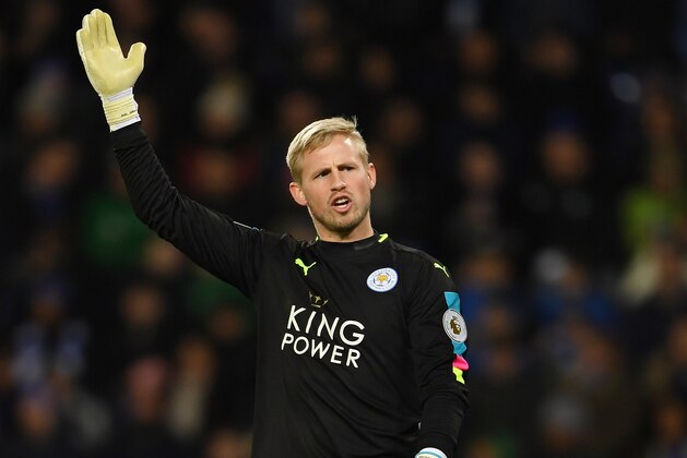 LEICESTER, ENGLAND - DECEMBER 26: Goalkeeper Kasper Schmeichel of Leicester City reacts during the Premier League match between Leicester City and Everton at The King Power Stadium on December 26, 2016 in Leicester, England.  (Photo by Laurence Griffiths/Getty Images)