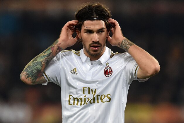ROME, ITALY - DECEMBER 12:  Alessio Romagnoli of AC Milan in action during the Serie A match between AS Roma and AC Milan at Stadio Olimpico on December 12, 2016 in Rome, Italy.  (Photo by Giuseppe Bellini/Getty Images)