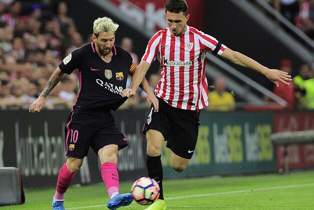 Barcelona's Argentinian forward Lionel Messi (L) vies with Athletic Bilbao's French defender Aymeric Laporte during the Spanish league football match Athletic Club Bilbao vs FC Barcelona at the San Mames stadium in Bilbao on August 28, 2016. / AFP / ANDER GILLENEA        (Photo credit should read ANDER GILLENEA/AFP/Getty Images)