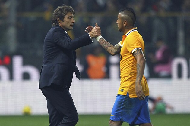 PARMA, ITALY - NOVEMBER 02:  Juventus FC manager Antonio Conte shakes hands with Arturo Vidal of Juventus at the end of the Serie A match between Parma FC and Juventus at Stadio Ennio Tardini on November 2, 2013 in Parma, Italy.  (Photo by Marco Luzzani/Getty Images)