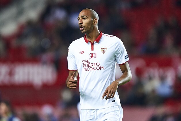 SEVILLE, SPAIN - NOVEMBER 11:  Steven N'Zonzi of Sevilla FC reacts during the match between Sevilla FC vs Boca Juniors as part of the friendly match 'Trofeo Antonio Puerta' at Ramon Sanchez Pizjuan stadium on November 11, 2016 in Seville, Spain.  (Photo by Aitor Alcalde Colomer/Getty Images)