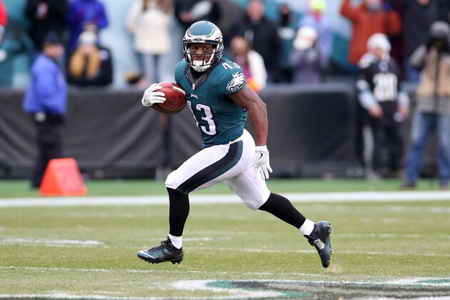 PHILADELPHIA, PA - DECEMBER 11:  Darren Sproles #43 of the Philadelphia Eagles runs with the ball during the game against the Washington Redskins at Lincoln Financial Field on December 11, 2016 in Philadelphia Pennsylvania.  The Redskins defeated the Eagles 27-22.  (Photo by Rob Leiter via Getty Images)