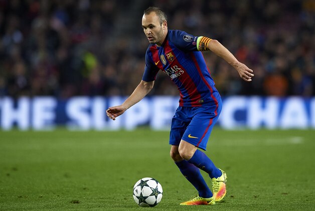 BARCELONA, SPAIN - DECEMBER 06:  Andres Iniesta of Barcelona runs with the ball during the UEFA Champions League Group C match between FC Barcelona and VfL Borussia Moenchengladbach at Camp Nou on December 6, 2016 in Barcelona.  (Photo by Manuel Queimadelos Alonso/Getty Images)