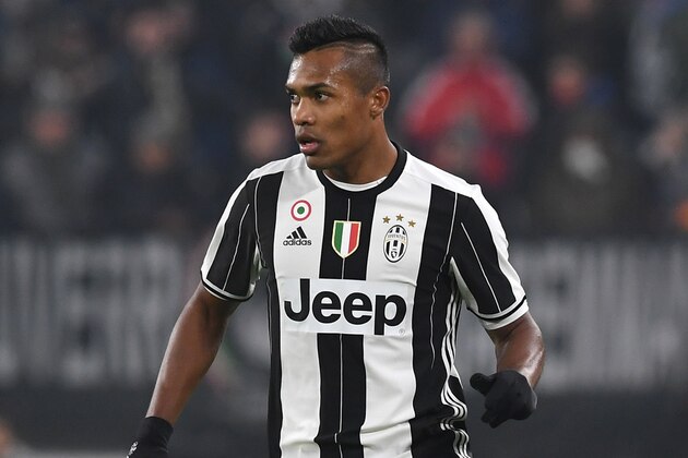 TURIN, ITALY - NOVEMBER 19:  Alex Sandro of Juventus FC in action during the Serie A match between Juventus FC and Pescara Calcio at Juventus Stadium on November 19, 2016 in Turin, Italy.  (Photo by Valerio Pennicino/Getty Images)