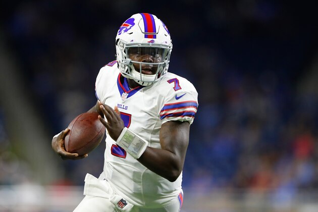 DETROIT, MI - SEPTEMBER 01: Cardale Jones #7 of the Buffalo Bills runs for a short gain in the fourth quarter of the preseason game against the Detroit Lions at Ford Field on September 1, 2016 in Detroit, Michigan. The Lions defeated the Bills 31-0. (Photo by Leon Halip/Getty Images)
