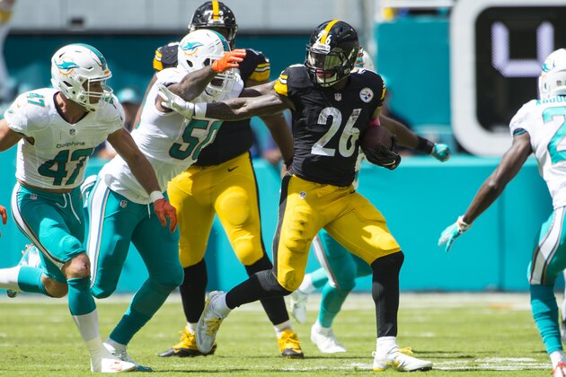 MIAMI GARDENS, FL - OCTOBER 16:  Running back Le'Veon Bell #26 of the Pittsburgh Steelers carries the ball during a NFL game against the Miami Dolphins on October 16, 2016 at Hard Rock Stadium in Miami Gardens, Florida.  (Photo by Ronald C. Modra/Sports Imagery/ Getty Images)