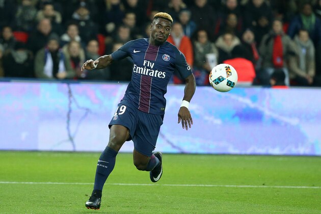 PARIS, FRANCE - DECEMBER 11: Serge Aurier of PSG in action during the French Ligue 1 match between Paris Saint Germain (PSG) and OGC Nice at Parc des Princes stadium on December 11, 2016 in Paris, France. (Photo by Jean Catuffe/Getty Images,)