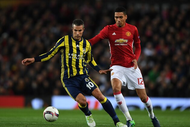 MANCHESTER, ENGLAND - OCTOBER 20:  Robin van Persie of Fenerbahce is closed down by Chris Smalling of Manchester United  during the UEFA Europa League Group A match between Manchester United FC and Fenerbahce SK at Old Trafford on October 20, 2016 in Manchester, England.  (Photo by Laurence Griffiths/Getty Images)