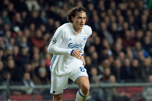 COPENHAGEN, DENMARK - NOVEMBER 22: Thomas Delaney of FC Copenhagen controls the ball during the UEFA Champions League group stage match between FC Copenhagen and FC Porto at Parken Stadium on November 22, 2016 in Copenhagen, .  (Photo by Ragnar Singsaas/Getty Images)