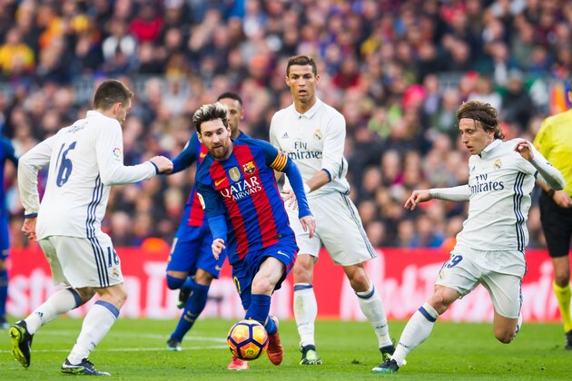 BARCELONA, SPAIN - DECEMBER 03:  Lionel Messi (C) of FC Barcelona conducts the ball between Mateo Kovacic (L), Cristiano Ronaldo (2nd R) and Luka Modric (R) of Real Madrid CF during the La Liga match between FC Barcelona and Real Madrid CF at Camp Nou stadium on December 3, 2016 in Barcelona, Spain.  (Photo by Alex Caparros/Getty Images)