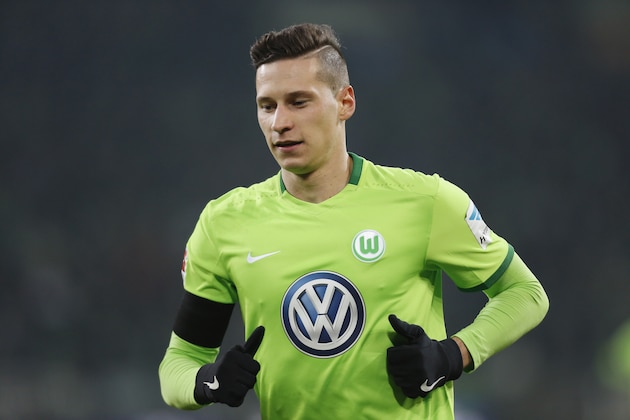MOENCHENGLADBACH, GERMANY - DECEMBER 20: Julian Draxler of Wolfsburg looks on during the Bundesliga match between Borussia Moenchengladbach and VfL Wolfsburg at Borussia-Park on December 20, 2016 in Moenchengladbach, Germany. (Photo by TF-Images/Getty Images)