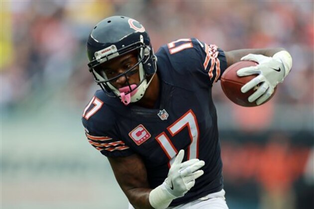 Chicago Bears wide receiver Alshon Jeffery (17) catches a pass against the Jacksonville Jaguars during an NFL football game in Chicago, Sunday, Oct. 16, 2016. The Jaguars won the game 17-16.   (Jeff Haynes/AP Images for Panini)