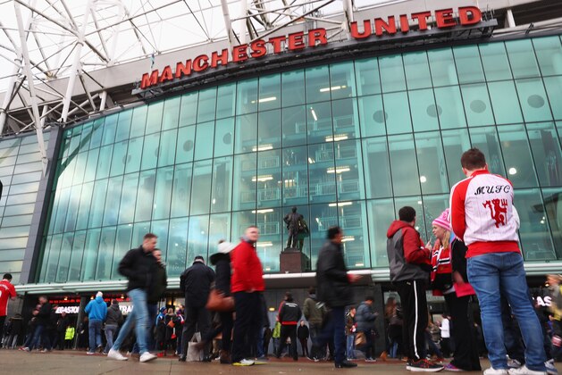 MANCHESTER, ENGLAND - DECEMBER 31:  Fans arrive prior to the Premier League match between Manchester United and Middlesbrough at Old Trafford on December 31, 2016 in Manchester, England.  (Photo by Matthew Lewis/Getty Images)