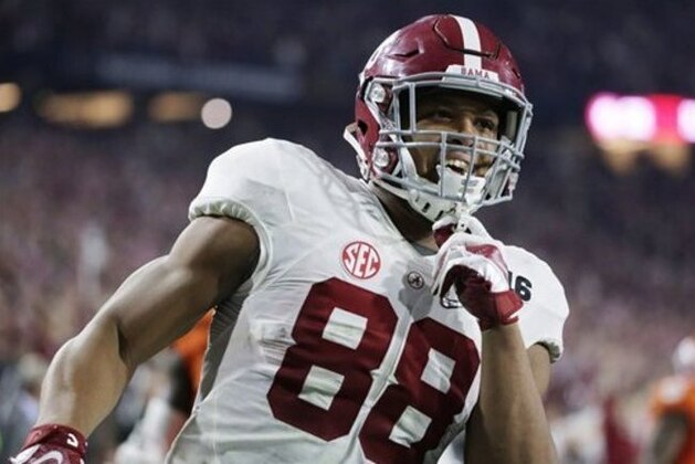 Alabama's O.J. Howard celebrates a touchdown reception during the second half of the NCAA college football playoff championship game against Clemson Monday, Jan. 11, 2016, in Glendale, Ariz. (AP Photo/Chris Carlson)