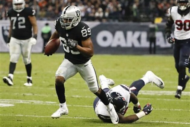 Amari Cooper, receptor de los Raiders de Oakland, se escapa de D.J. Reader, defensive end de los Texans de Houston, en el partido del lunes 21 de  noviembre de 2016, realizado en la Ciudad de México (AP Foto/Eduardo Verdugo)