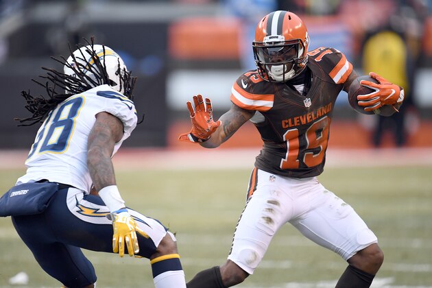 CLEVELAND, OH - DECEMBER 24:  Corey Coleman #19 of the Cleveland Browns runs after the catch against Trovon Reed #38 of the San Diego Chargers at FirstEnergy Stadium on December 24, 2016 in Cleveland, Ohio. (Photo by Jason Miller/Getty Images)