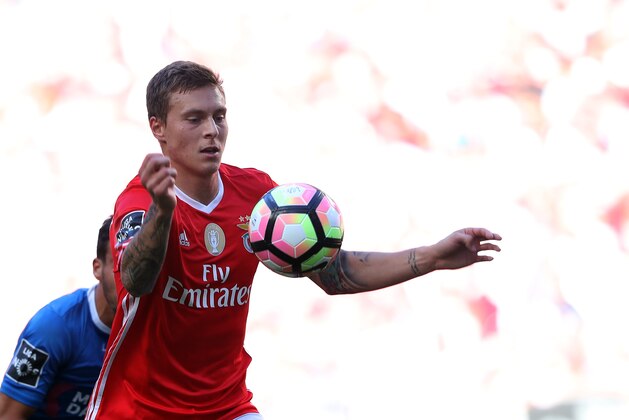 LISBON, PORTUGAL - OCTOBER 02: SL Benfica's defender from Sweden Victor Lindelof during the SL Benfica v CD Feirense - Primeira Liga match at Estadio da Luz on October 02, 2016 in Lisbon, Portugal.  (Photo by Carlos Rodrigues/Getty Images)