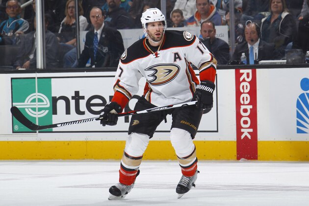 SAN JOSE, CA - NOVEMBER 26: Ryan Kesler #17 of the Anaheim Ducks skates against the San Jose Sharks at SAP Center on November 26, 2016 in San Jose, California. (Photo by Rocky W. Widner/NHL/Getty Images)