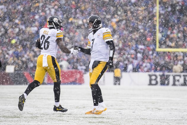 ORCHARD PARK, NY - DECEMBER 11:  Ben Roethlisberger #7 of the Pittsburgh Steelers congratulates Le'Veon Bell #26 following a touchdown during the first half against the Buffalo Bills on December 11, 2016 at New Era Field in Orchard Park, New York. Pittsburgh defeats Buffalo 27-20.  (Photo by Brett Carlsen/Getty Images)