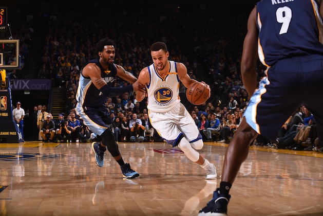 OAKLAND, CA - JANUARY 6:  Stephen Curry #30 of the Golden State Warriors handles the ball against the Memphis Grizzlies on January 6, 2017 at ORACLE Arena in Oakland, California. NOTE TO USER: User expressly acknowledges and agrees that, by downloading and or using this photograph, user is consenting to the terms and conditions of Getty Images License Agreement. Mandatory Copyright Notice: Copyright 2017 NBAE (Photo by Noah Graham/NBAE via Getty Images)