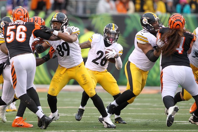 CINCINNATI, OH - DECEMBER 18:  Le'Veon Bell #26 of the Pittsburgh Steelers carries the ball during the fourth quarter of the game against the Cincinnati Bengals at Paul Brown Stadium on December 18, 2016 in Cincinnati, Ohio. Pittsburgh defeated Cincinnati 24-20. (Photo by John Grieshop/Getty Images)