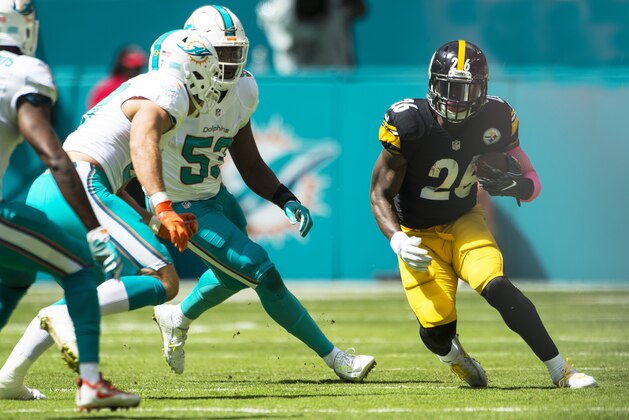 MIAMI GARDENS, FL - OCTOBER 16:  Running back Le'Veon Bell #26 of the Pittsburgh Steelers carries the ball during a NFL game against the Miami Dolphins on October 16, 2016 at Hard Rock Stadium in Miami Gardens, Florida.  (Photo by Ronald C. Modra/Sports Imagery/ Getty Images)