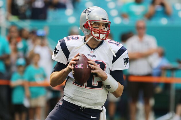 MIAMI GARDENS, FL - JANUARY 01:  Tom brady #12 of the New england Patriots plays against the Miami Dolphins at Hard Rock Stadium on January 1, 2017 in Miami Gardens, Florida. The patriots defeated the Dolphins 35-14.  (Photo by Marc Serota/Getty Images)