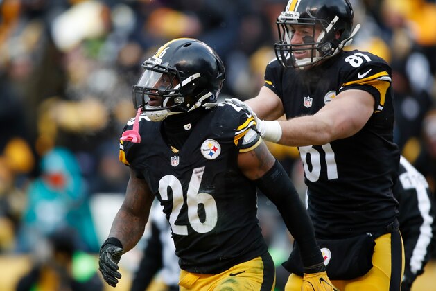 PITTSBURGH, PA - JANUARY 08:  Le'Veon Bell #26 of the Pittsburgh Steelers celebrates after scoring a touchdown during the second quarter against the Miami Dolphins in the AFC Wild Card game at Heinz Field on January 8, 2017 in Pittsburgh, Pennsylvania.  (Photo by Gregory Shamus/Getty Images)